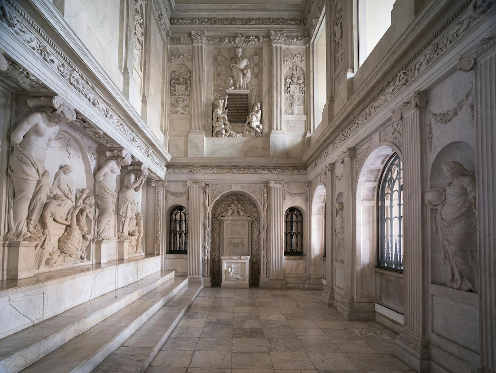 Une salle de marbre à l'intérieur du Palais royal d'Amsterdam