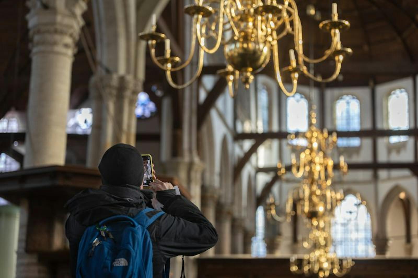 La voûte en bois et les lustres de l'Oude Kerk à Amsterdam