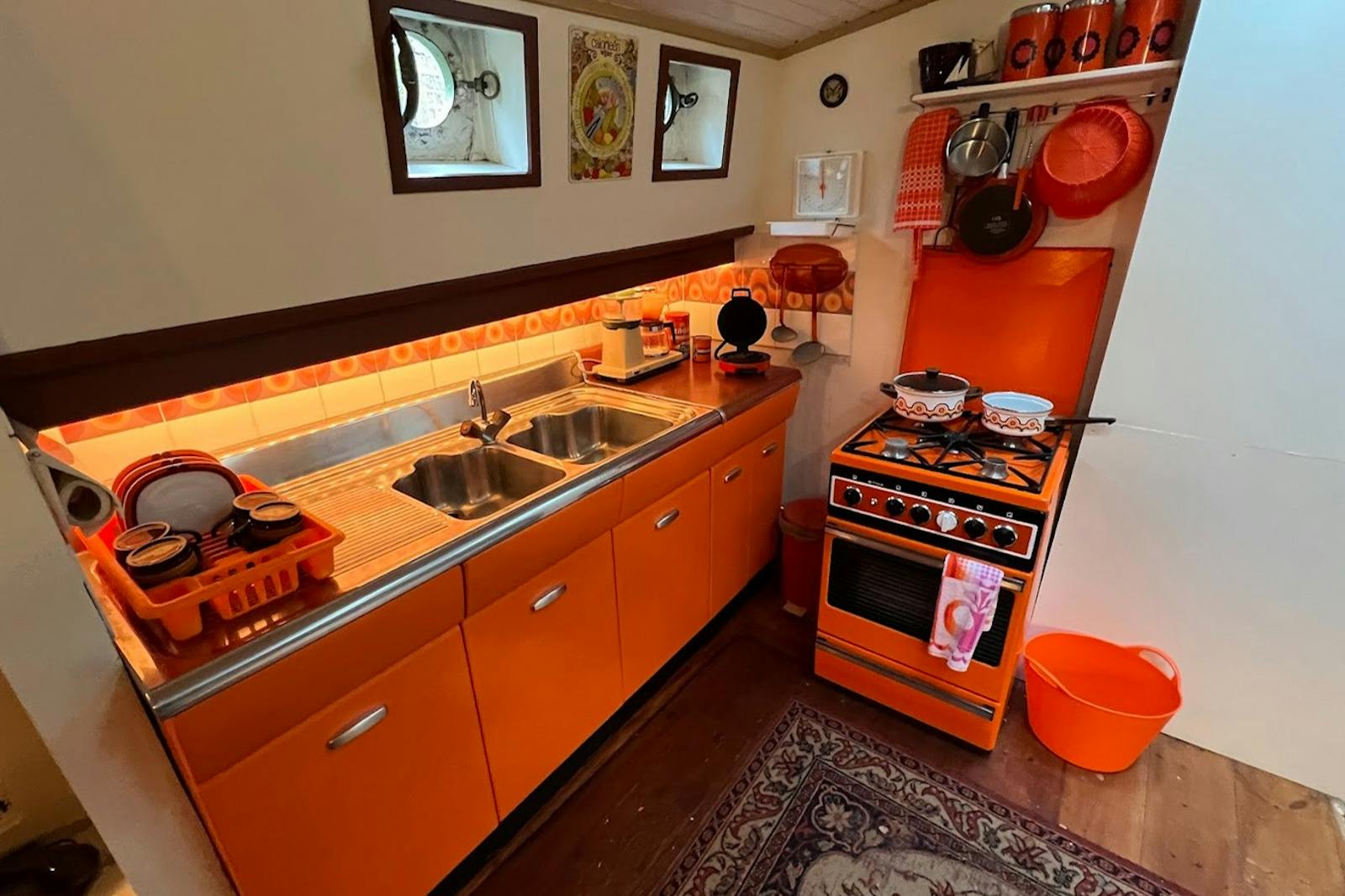 De keuken aan boord van het Woonbootmuseum in Amsterdam